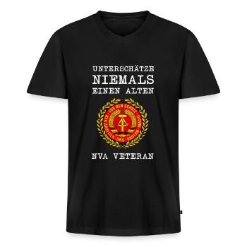DDR Unterschätze Niemals NVA Veteran - Männer Premium Bio T-Shirt mit V-Ausschnitt - Schwarz - Vorne - Nico (187cm)
