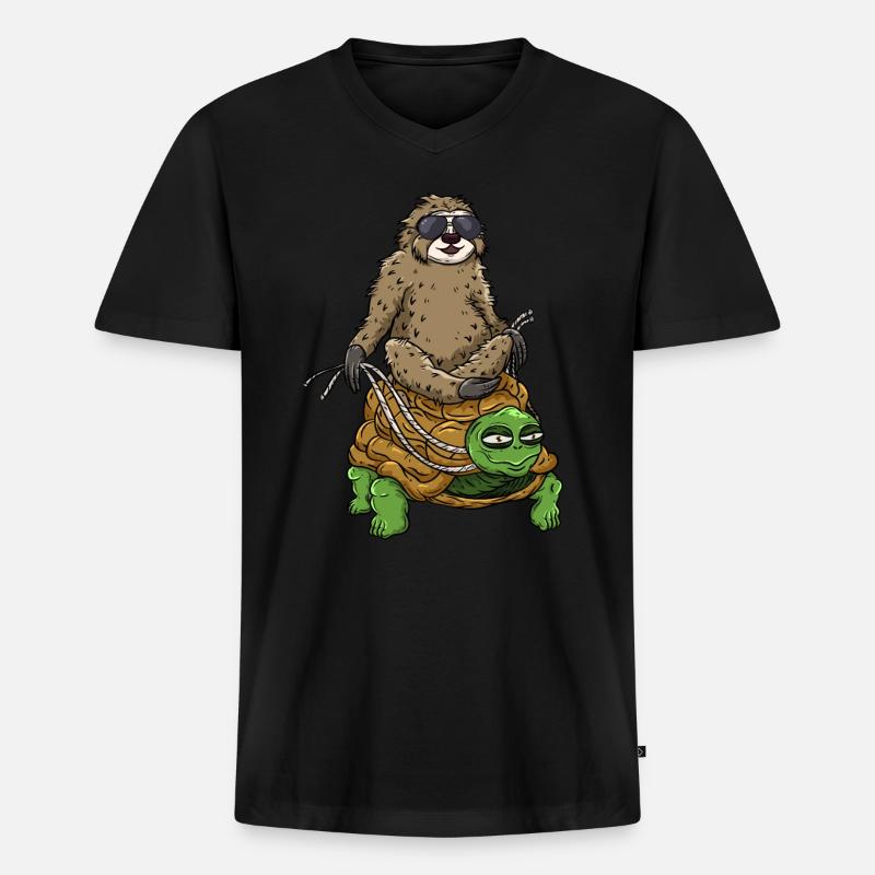 Faultier auf Schildkröte - Männer Premium Bio T-Shirt mit V-Ausschnitt - Schwarz