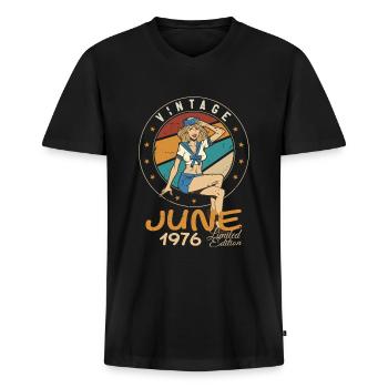Vintage 1976 - Born In June 1976 - Männer Premium Bio T-Shirt mit V-Ausschnitt - Schwarz - Vorne - Nico (187cm)