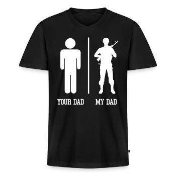Mein Vater ist Soldat - Männer Premium Bio T-Shirt mit V-Ausschnitt - Schwarz - Vorne - Nico (187cm)