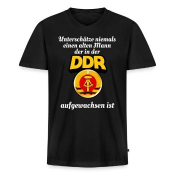 DDR - Männer Premium Bio T-Shirt mit V-Ausschnitt - Schwarz - Vorne - Nico (187cm)