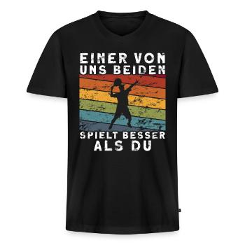 Lustiges Einer von uns beiden spielt besser als - Männer Premium Bio T-Shirt mit V-Ausschnitt - Schwarz - Vorne - Nico (187cm)