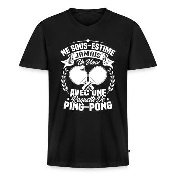 Un vieux avec une raquette de ping pong - T-shirt encolure en V Premium bio Homme - noir - Devant - Nico (187cm)