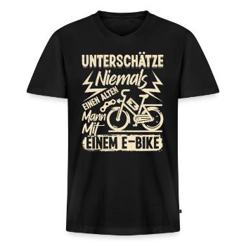 EBike UNTERSCHÄTZE NIE EINEN ALTEN MANN MIT E-BIKE - Männer Premium Bio T-Shirt mit V-Ausschnitt - Schwarz - Vorne - Nico (187cm)