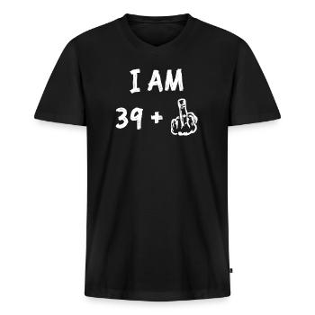 I Am 39 Plus Mittelfinger Lustiger 40. - Männer Premium Bio T-Shirt mit V-Ausschnitt - Schwarz - Vorne - Nico (187cm)