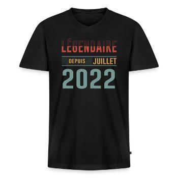 Légendaire Depuis Juillet 2022 Anniversaire Cadeau - T-shirt encolure en V Premium bio Homme - noir - Devant - Nico (187cm)