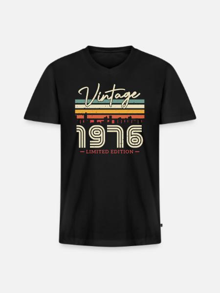 Regalo de cumpleaños vintage 1976 - Camiseta ecológica prémium para hombre con cuello de pico - negro