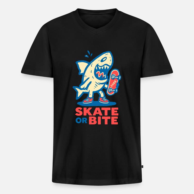 Comic-Hai mit Skateboard und Spruch - Männer Premium Bio T-Shirt mit V-Ausschnitt - Schwarz