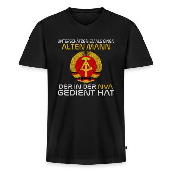 Unterschätze nie einen alten Mann aus der NVA - Männer Premium Bio T-Shirt mit V-Ausschnitt - Schwarz - Vorne - Nico (187cm)