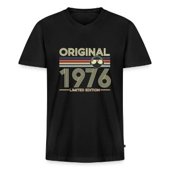 1976 - T-shirt encolure en V Premium bio Homme - noir - Devant - Nico (187cm)