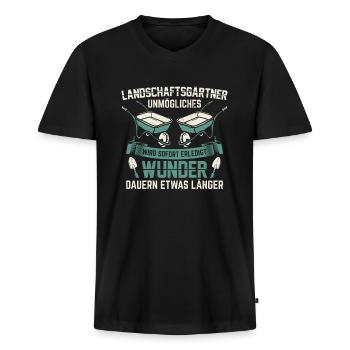 Landschaftsgärtner Gärtner | Gartenbau Geschenk - Männer Premium Bio T-Shirt mit V-Ausschnitt - Schwarz - Vorne - Nico (187cm)