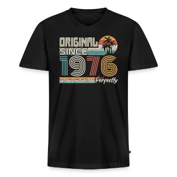 1976 Jubiläum 1976 geboren 1976 Jubiläum - Männer Premium Bio T-Shirt mit V-Ausschnitt - Schwarz - Vorne - Nico (187cm)