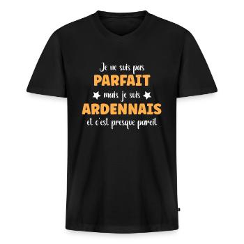 Je ne suis pas parfait mais Ardennais - T-shirt encolure en V Premium bio Homme - noir - Devant - Nico (187cm)