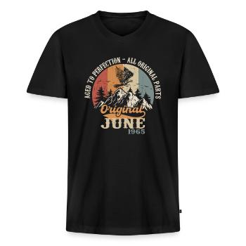 Juni 1965 Original - Aged To Perfection 1965 Juni - Männer Premium Bio T-Shirt mit V-Ausschnitt - Schwarz - Vorne - Nico (187cm)