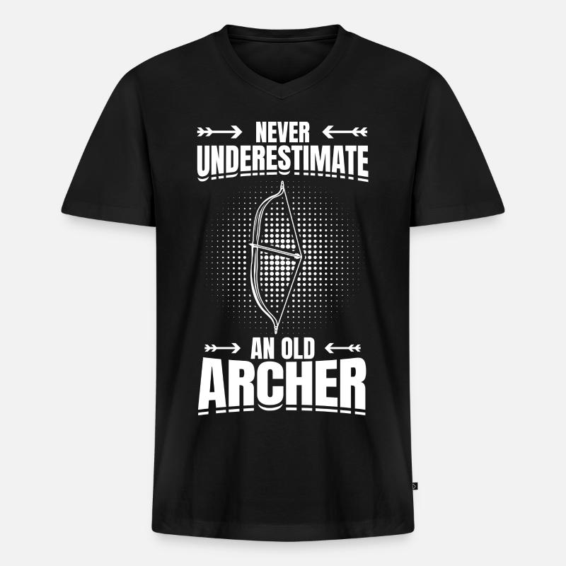 Never Underestimate An Old Archer - Männer Premium Bio T-Shirt mit V-Ausschnitt - Schwarz