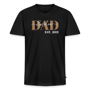 EMILIA - DAD EST. 2021 - DADDY SINCE 2021 - BABY - Männer Premium Bio T-Shirt mit V-Ausschnitt - Schwarz - Vorne - Nico (187cm)