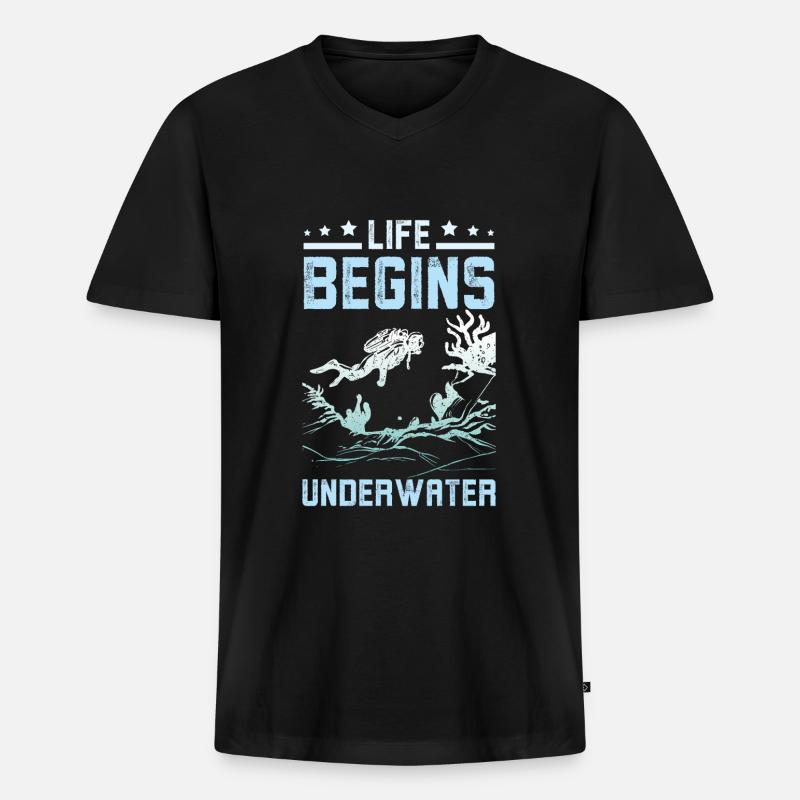 Life Begins underwater - Männer Premium Bio T-Shirt mit V-Ausschnitt - Schwarz