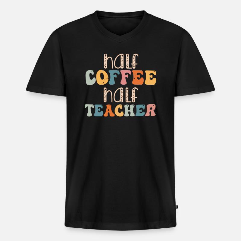 Half Coffee Half Teacher - Männer Premium Bio T-Shirt mit V-Ausschnitt - Schwarz