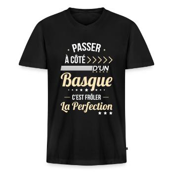 Basque - Frôler la perfection - Pays Basque - T-shirt encolure en V Premium bio Homme - noir - Devant - Nico (187cm)