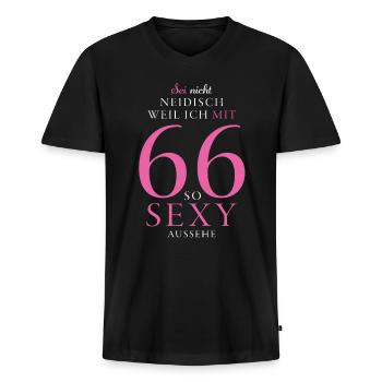 Sei nicht neidisch weil ich mit 66 so sexy bin - Männer Premium Bio T-Shirt mit V-Ausschnitt - Schwarz - Vorne - Nico (187cm)
