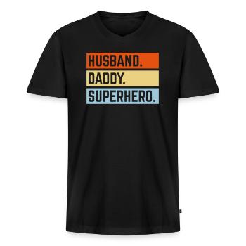 Husband Daddy Superhero (Super Dad Superdaddy 3C) - Männer Premium Bio T-Shirt mit V-Ausschnitt - Schwarz - Vorne - Nico (187cm)