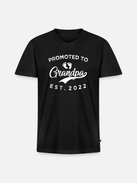 zum Opa befördert 2022 - Männer Premium Bio T-Shirt mit V-Ausschnitt - Schwarz