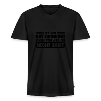 Day Drinking Sarcastic Night Shift - Männer Premium Bio T-Shirt mit V-Ausschnitt - Schwarz - Vorne - Nico (187cm)