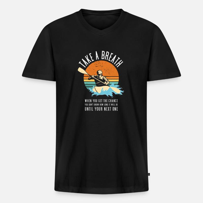 Take A Breath Whitewater Kayaking - Männer Premium Bio T-Shirt mit V-Ausschnitt - Schwarz