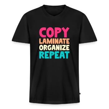 Copy Laminate Organize Repeat - Männer Premium Bio T-Shirt mit V-Ausschnitt - Schwarz - Vorne - Nico (187cm)