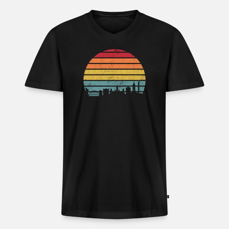 Retro-Sonnenuntergangs-Skyline-Silhouette - Männer Premium Bio T-Shirt mit V-Ausschnitt - Schwarz