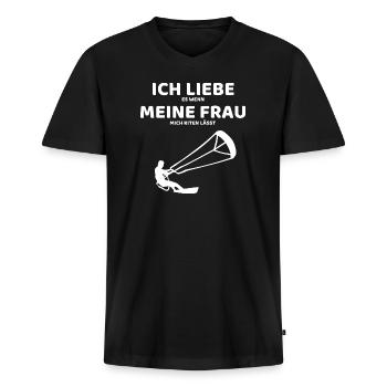 Ich liebe es wenn meine Frau mich Kiten lässt - Männer Premium Bio T-Shirt mit V-Ausschnitt - Schwarz - Vorne - Nico (187cm)