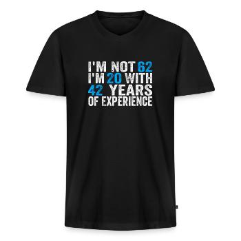 62 ans Anniversaire Drôle Idée d’anniversaire Humour 62 - T-shirt encolure en V Premium bio Homme - noir - Devant - Nico (187cm)