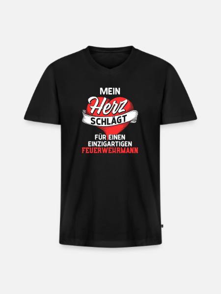 Heart beats for a firefighter - Men's Premium Organic T-shirt with V-neck - black