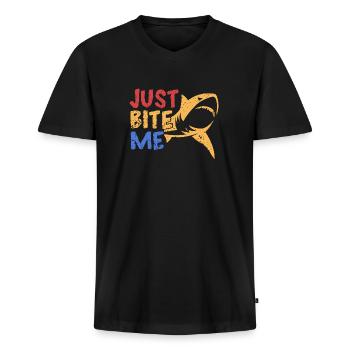 Beiß mich einfach - Männer Premium Bio T-Shirt mit V-Ausschnitt - Schwarz - Vorne - Nico (187cm)