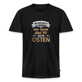 40 Jahre Geburtstag Unterschätze niemals Osten DDR - Männer Premium Bio T-Shirt mit V-Ausschnitt - Schwarz - Vorne - Nico (187cm)
