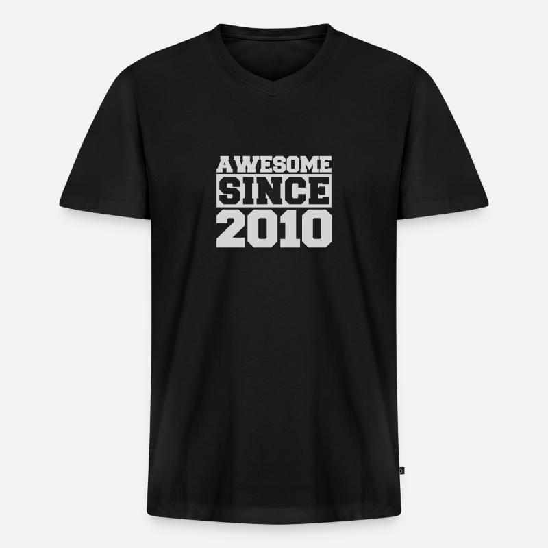 Awesome since 2010 - Männer Premium Bio T-Shirt mit V-Ausschnitt - Schwarz