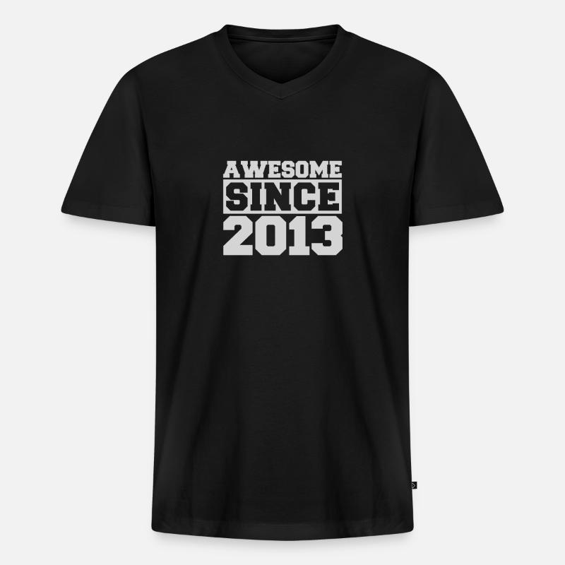 Awesome since 2013 - Männer Premium Bio T-Shirt mit V-Ausschnitt - Schwarz