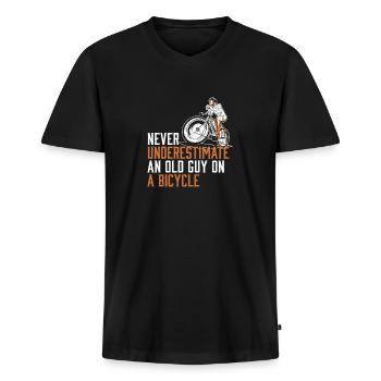 Never Underestimate An Old Guy on a Bicycle - Männer Premium Bio T-Shirt mit V-Ausschnitt - Schwarz - Vorne - Nico (187cm)