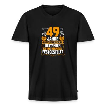 49 Jahre Hauptuntersuchung 49. Geburtstag - Männer Premium Bio T-Shirt mit V-Ausschnitt - Schwarz - Vorne - Nico (187cm)