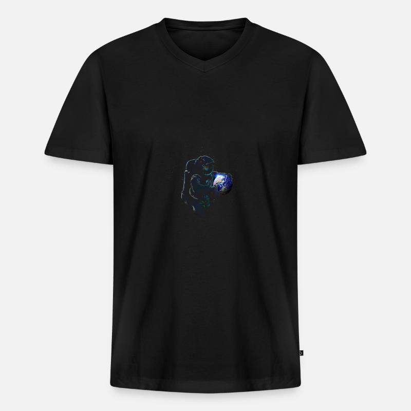 astronaut mit erde - Männer Premium Bio T-Shirt mit V-Ausschnitt - Schwarz