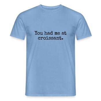 Lustiges Croissant Design - Gewinne mit Humor - Männer T-Shirt - Carolina Blue - Vorne - AI Model Male 178 light (178cm)