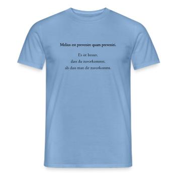 Melius est prevenire quam preveniri. Übersetzung! - Männer T-Shirt - Carolina Blue - Vorne - AI Model Male 178 light (178cm)
