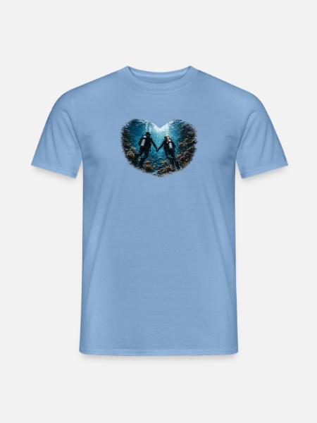 Gemeinsam abtauchen – Taucherpaar im Herzmotiv - Männer T-Shirt - Carolina Blue