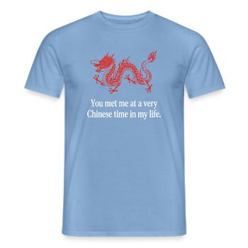 Du hast mich in einer sehr chinesischen Zeit meines Lebens kennengelernt - Männer T-Shirt - Carolina Blue - Vorne - AI Model Male 178 light (178cm)