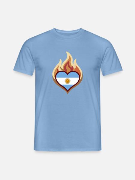 Flammendes Herz mit Argentinien-Flagge - Männer T-Shirt - Carolina Blue