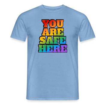 LGBT Safe Space Hier bist du sicher - Männer T-Shirt - Carolina Blue - Vorne - AI Model Male 178 light (178cm)