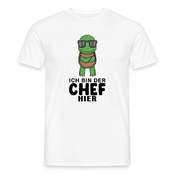Chef Spruch mit Schildkröte Motiv - Männer T-Shirt - Weiß - Vorne - AI Model Male 178 dark (178cm)