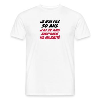 Je n'ai pas 50 ans j'ai 32 ans depuis ma majorité - T-shirt homme - blanc - Devant - AI Model Male 178 dark (178cm)