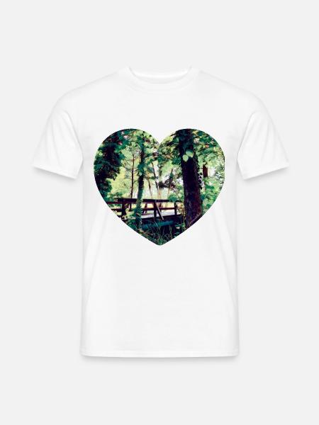 Herzmotiv Brücke im Frühgrün - Männer T-Shirt - Weiß