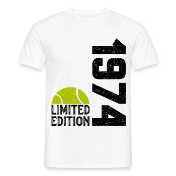 50. Jubiläum 1974 Limited Edition Tennis - Männer T-Shirt - Weiß - Vorne - AI Model Male 178 dark (178cm)